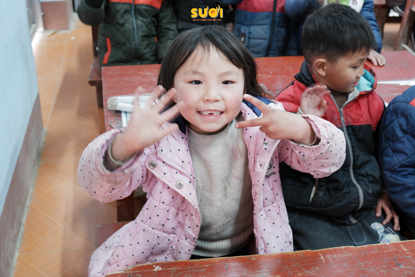 Những nụ cười ấm áp giữa mùa đông giá rét. Những nụ cười ấm áp giữa mùa đông giá rét.