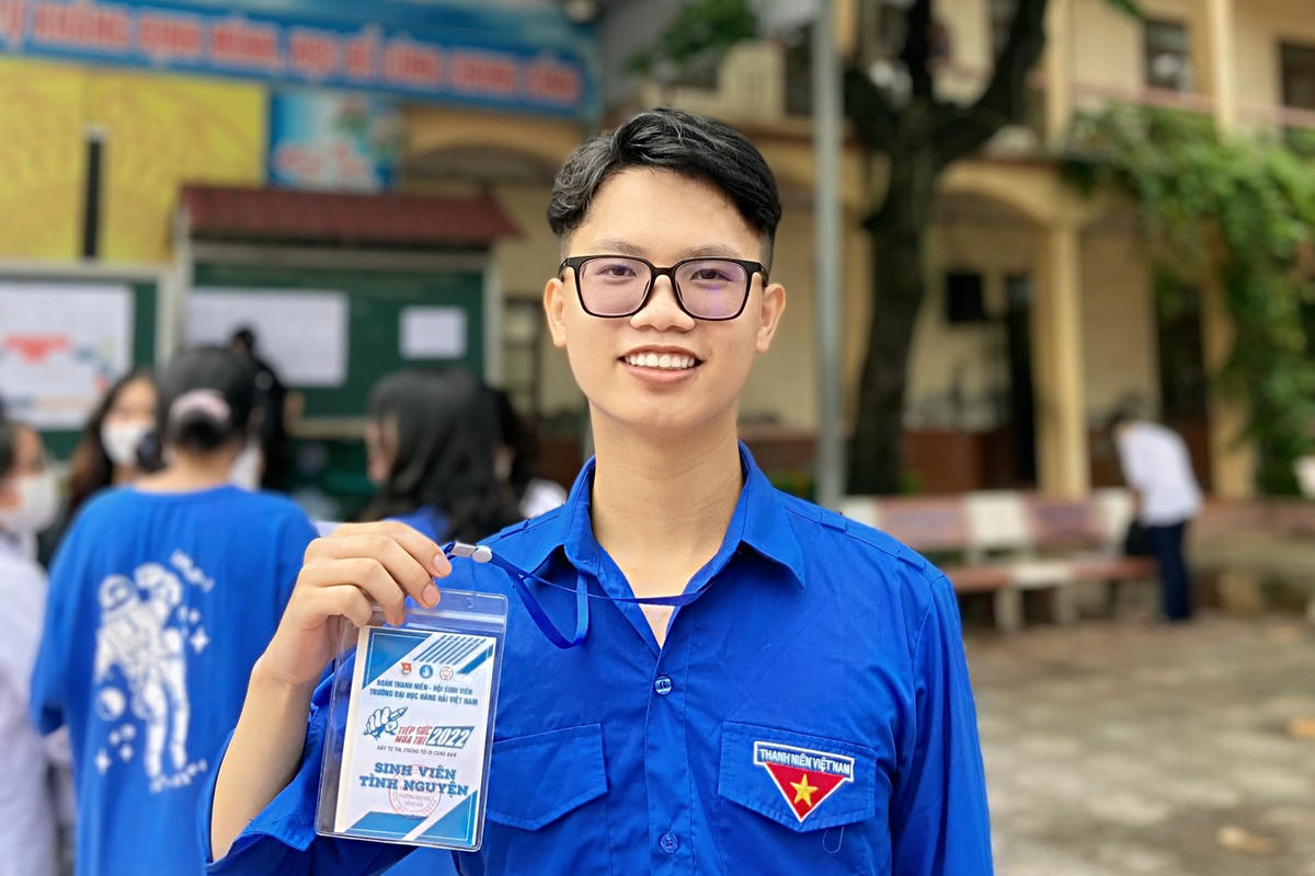 Huy khi tham gia sinh viên tình nguyện Tiếp sức mùa thi vào năm nhất. Huy khi tham gia sinh viên tình nguyện Tiếp sức mùa thi vào năm nhất.