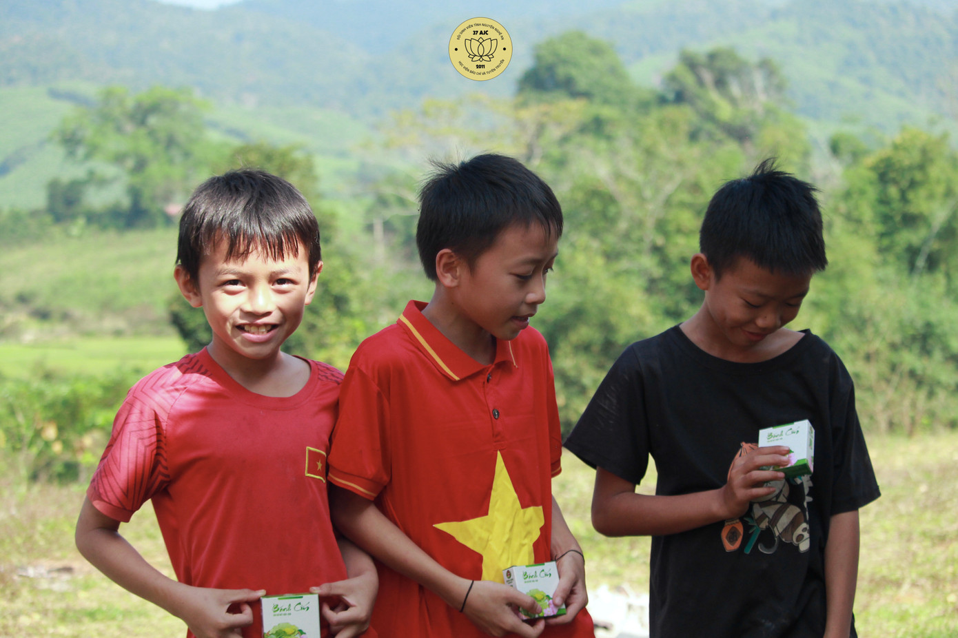 Niềm vui tươi, hạnh phúc ánh lên trên từng nụ cười các em nhỏ. Niềm vui tươi, hạnh phúc ánh lên trên từng nụ cười các em nhỏ.