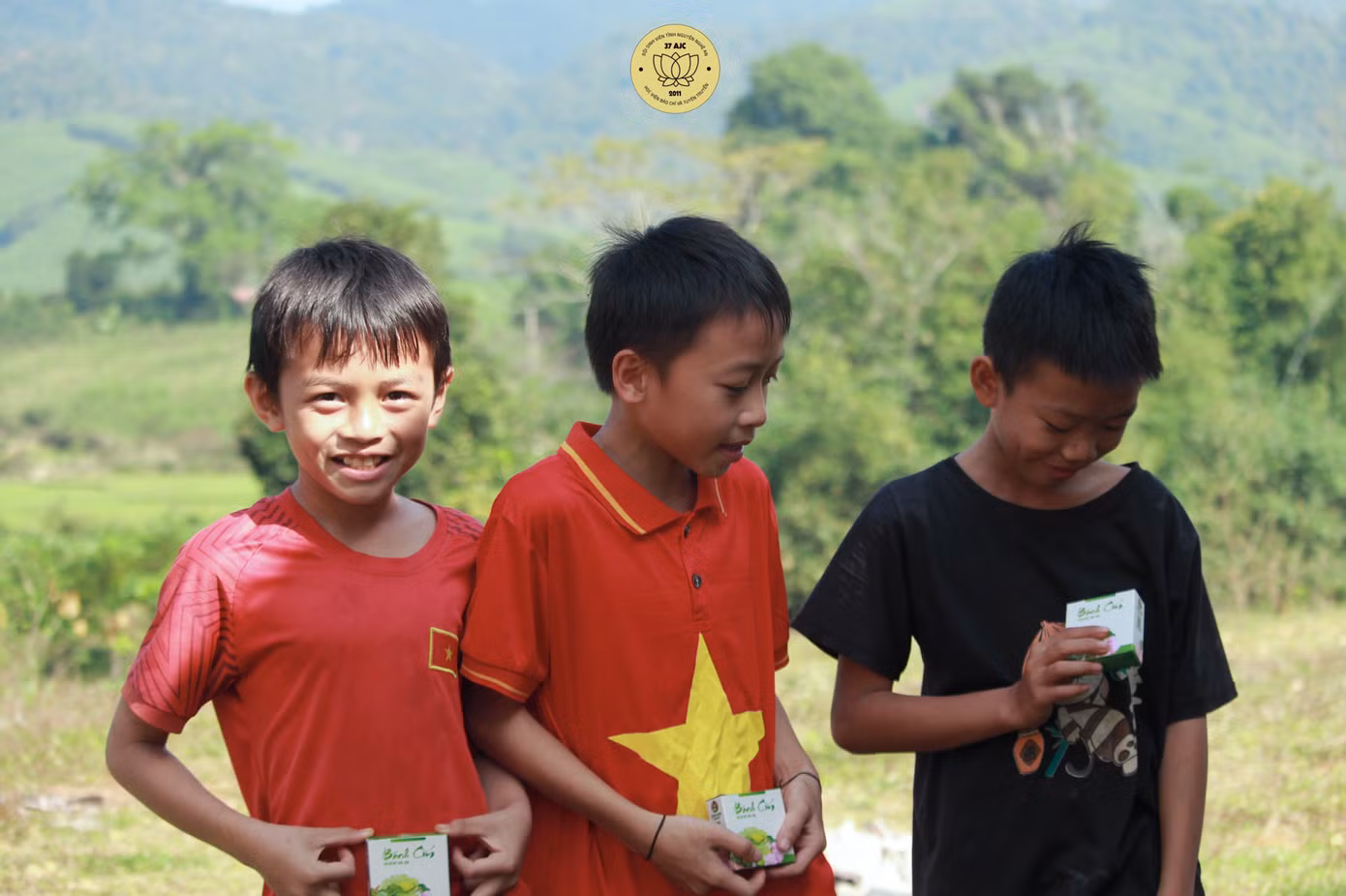 Niềm vui tươi, hạnh phúc ánh lên trên từng nụ cười các em nhỏ.