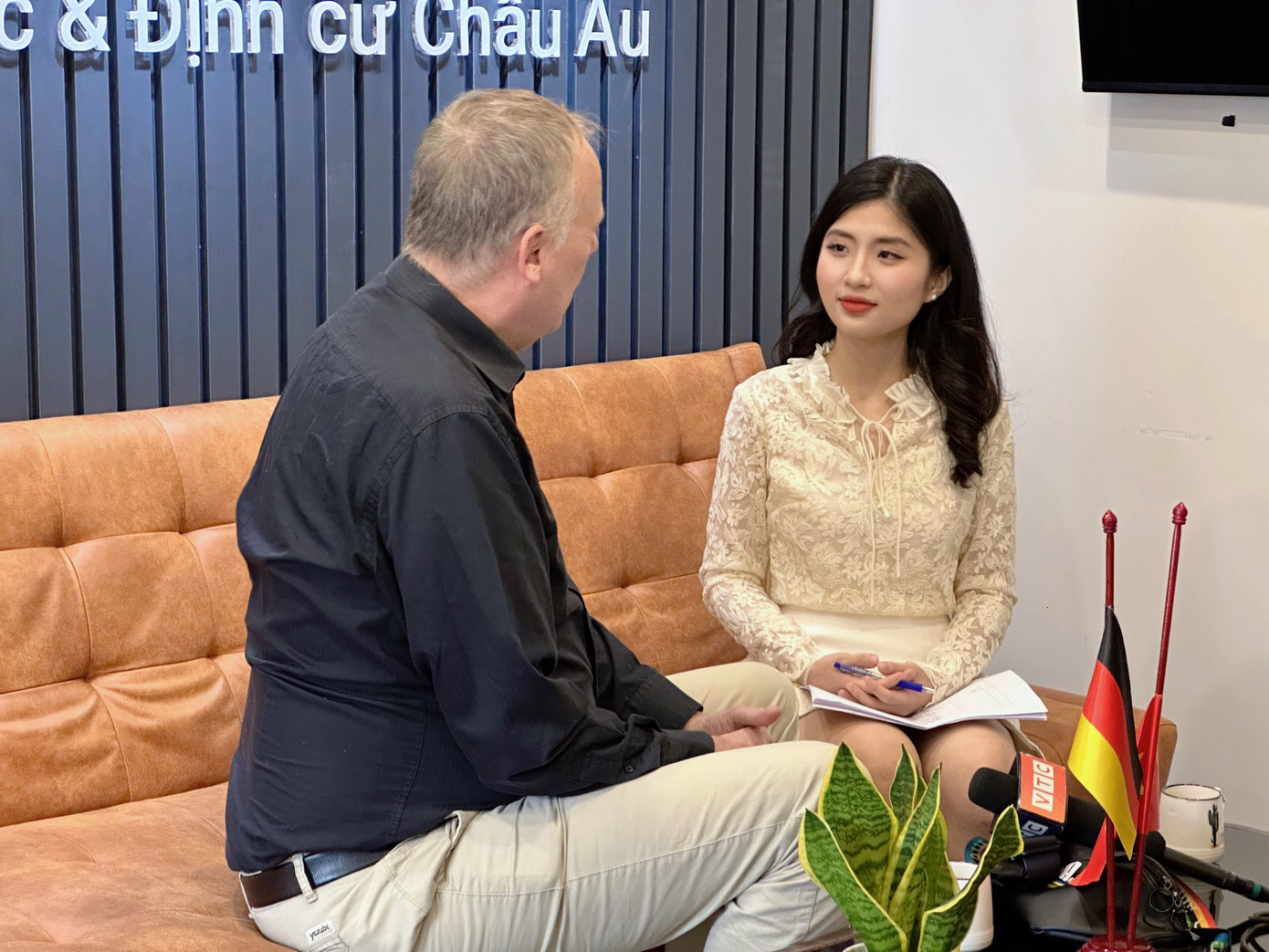 Quỳnh Anh với vai trò MC tại VTC10. Quỳnh Anh với vai trò MC tại VTC10.