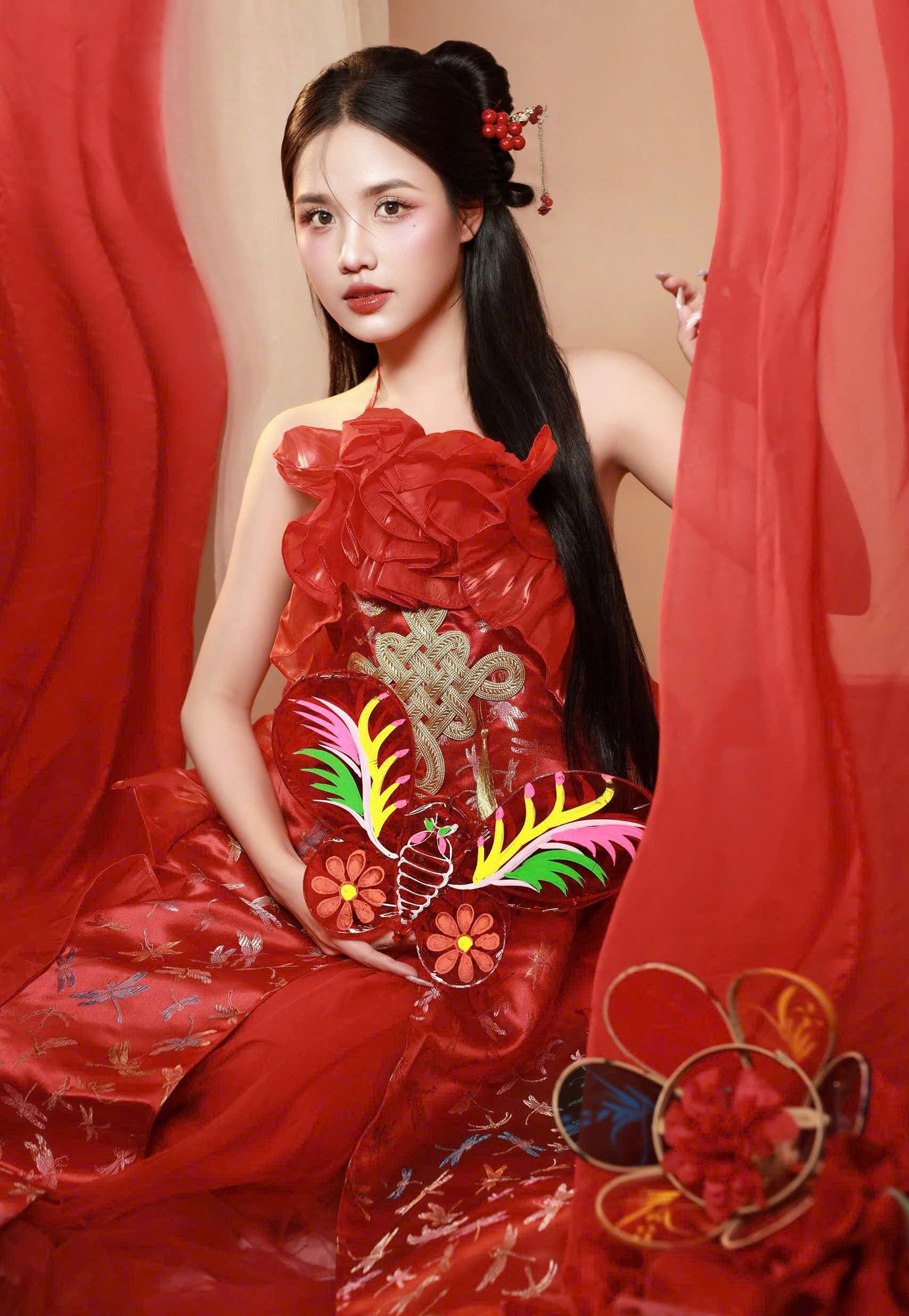 Hoa khôi Áo dài Việt Nam 2024 Nguyễn Thảo Nguyên gây ấn tượng với nhan sắc rạng rỡ, thần thái cuốn hút và bộ áo dài đỏ cách tân đầy sáng tạo trong bộ ảnh mới. Hoa khôi Áo dài Việt Nam 2024 Nguyễn Thảo Nguyên gây ấn tượng với nhan sắc rạng rỡ, thần thái cuốn hút và bộ áo dài đỏ cách tân đầy sáng tạo trong bộ ảnh mới.