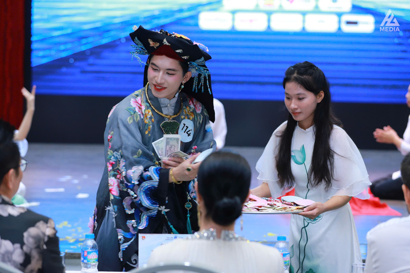 Châu Nguyễn Tùng Sơn lan tỏa văn hóa hầu đồng qua tiết mục “Chầu Bé Bắc Lệ” trong cuộc thi Sinh viên Thanh lịch 2024.