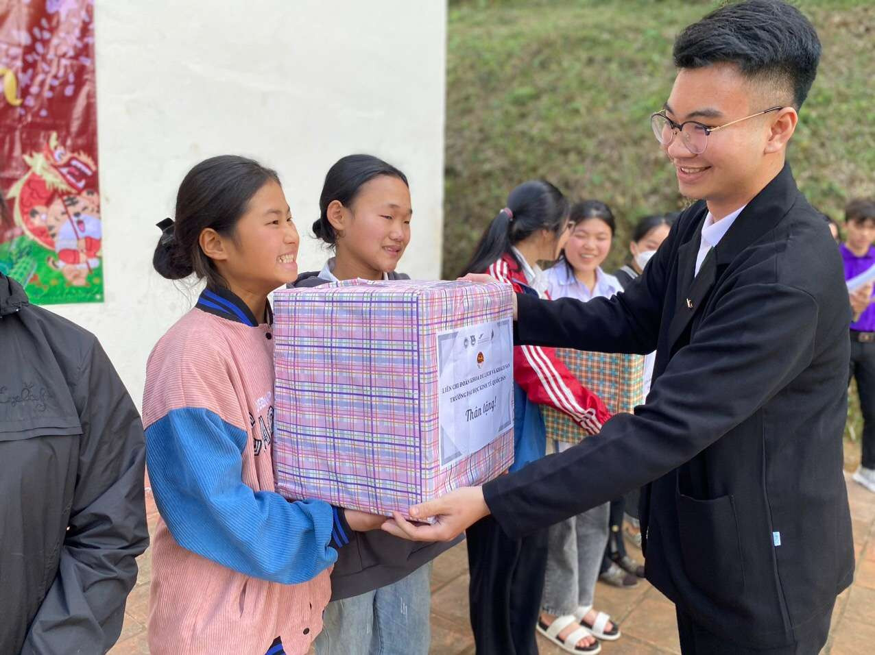 Tặng quà cho các em có hoàn cảnh khó khăn tại xã Lâm Phú huyện Lang Chánh, tỉnh Thanh Hoá. Tặng quà cho các em có hoàn cảnh khó khăn tại xã Lâm Phú huyện Lang Chánh, tỉnh Thanh Hoá.