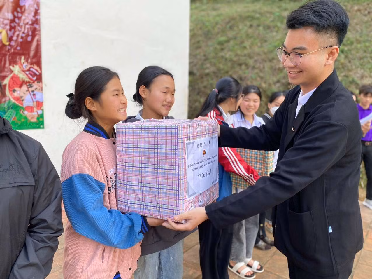 Tặng quà cho các em có hoàn cảnh khó khăn tại xã Lâm Phú huyện Lang Chánh, tỉnh Thanh Hoá.