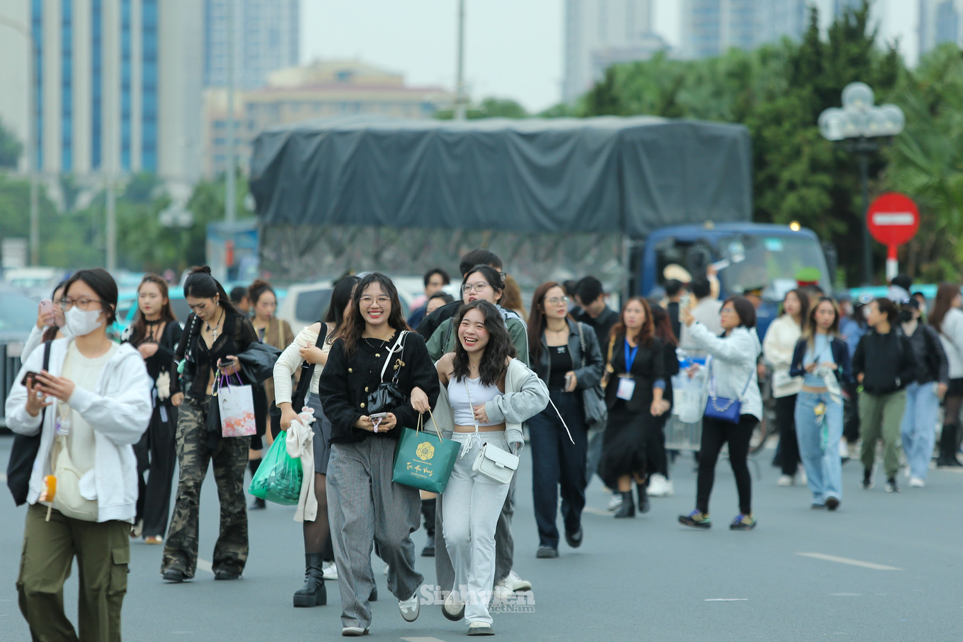 Không khí sôi động trước giờ diễn, các bạn trẻ diện những bộ 'outfit' ấn tượng.