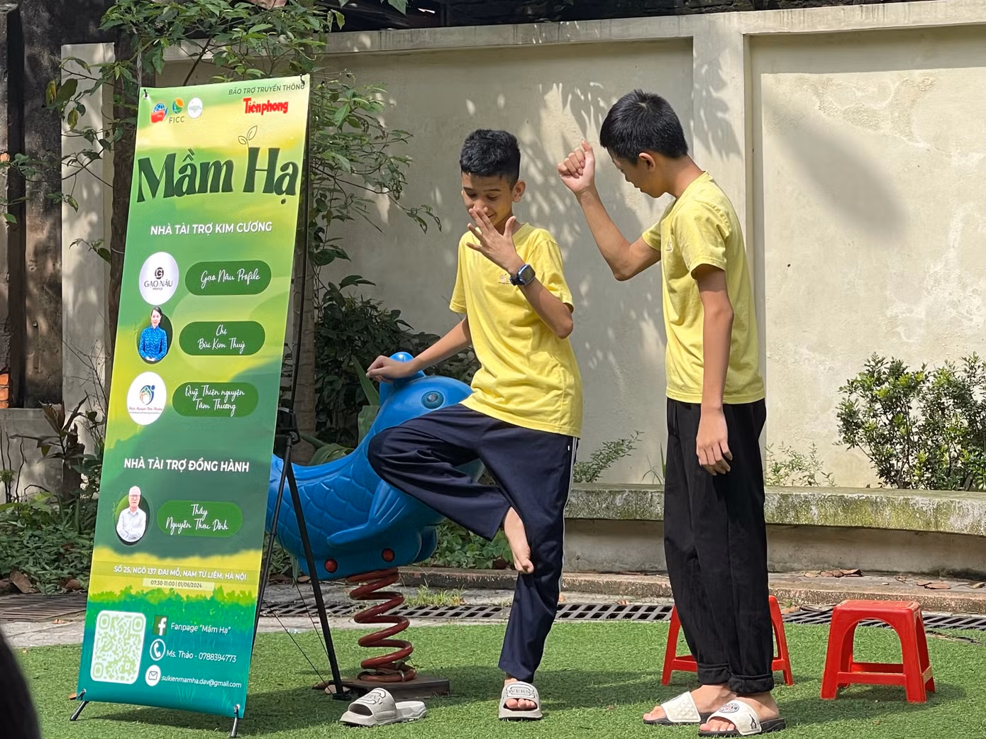 Tiết mục diễn kịch đến từ các học sinh đại diện của Lớp học cho trẻ điếc C5.