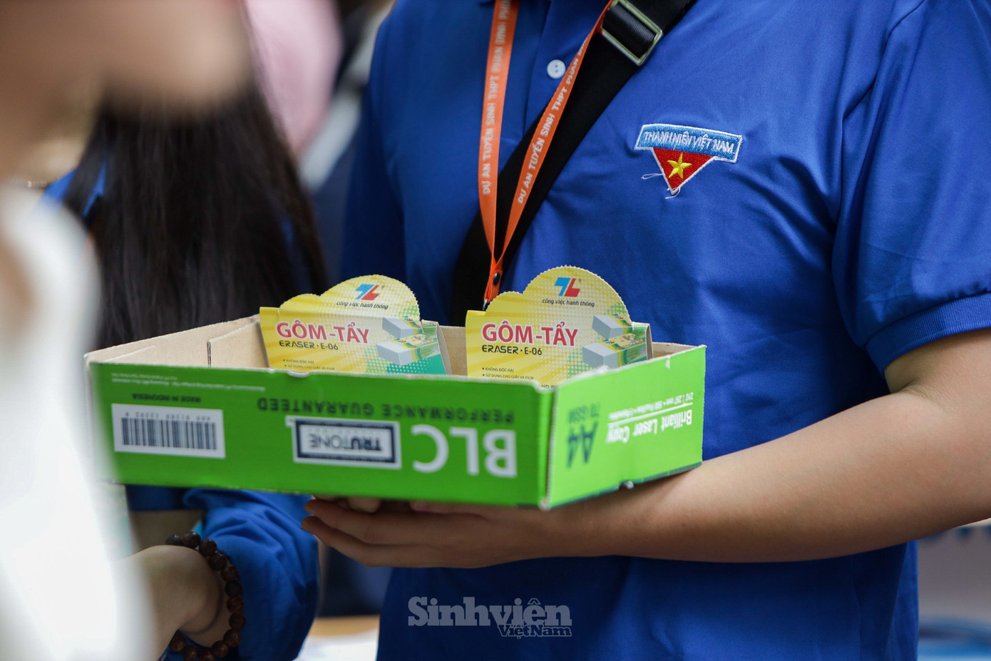 Những món quà chúc các sĩ tử may mắn "vượt vũ môn" của thanh niên tình nguyện (điểm thi THPT Phan Đình Phùng."