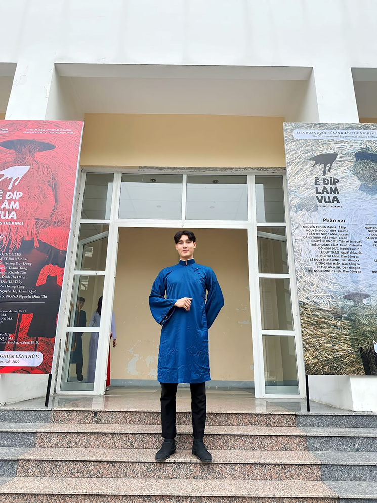 Oai Aly hóa thân vào nhân vật trong vở kịch của trường. Oai Aly hóa thân vào nhân vật trong vở kịch của trường.