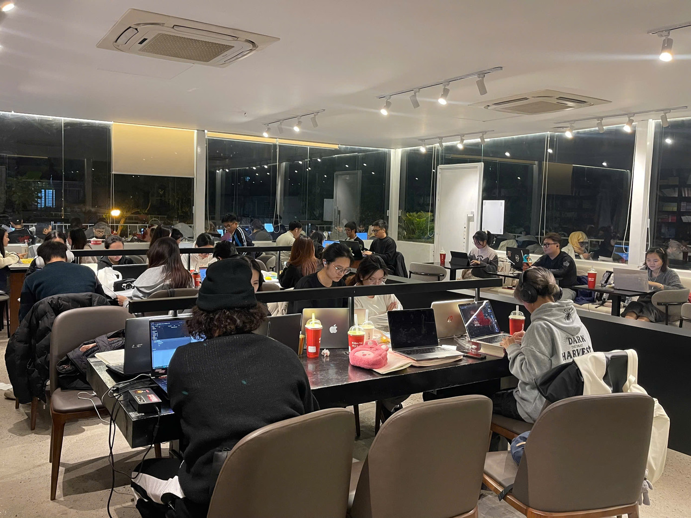 Hình ảnh các bạn trẻ ngồi làm việc bên những chiếc laptop sáng đèn trong không gian quán cafe đã trở nên quen thuộc. Hình ảnh các bạn trẻ ngồi làm việc bên những chiếc laptop sáng đèn trong không gian quán cafe đã trở nên quen thuộc.