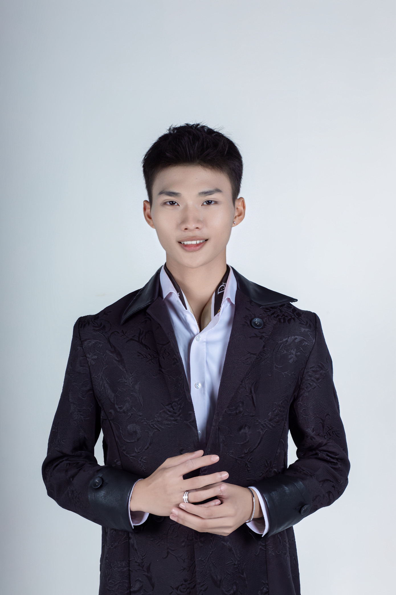 Chân dung nam diễn viên trẻ Minh Sơn.