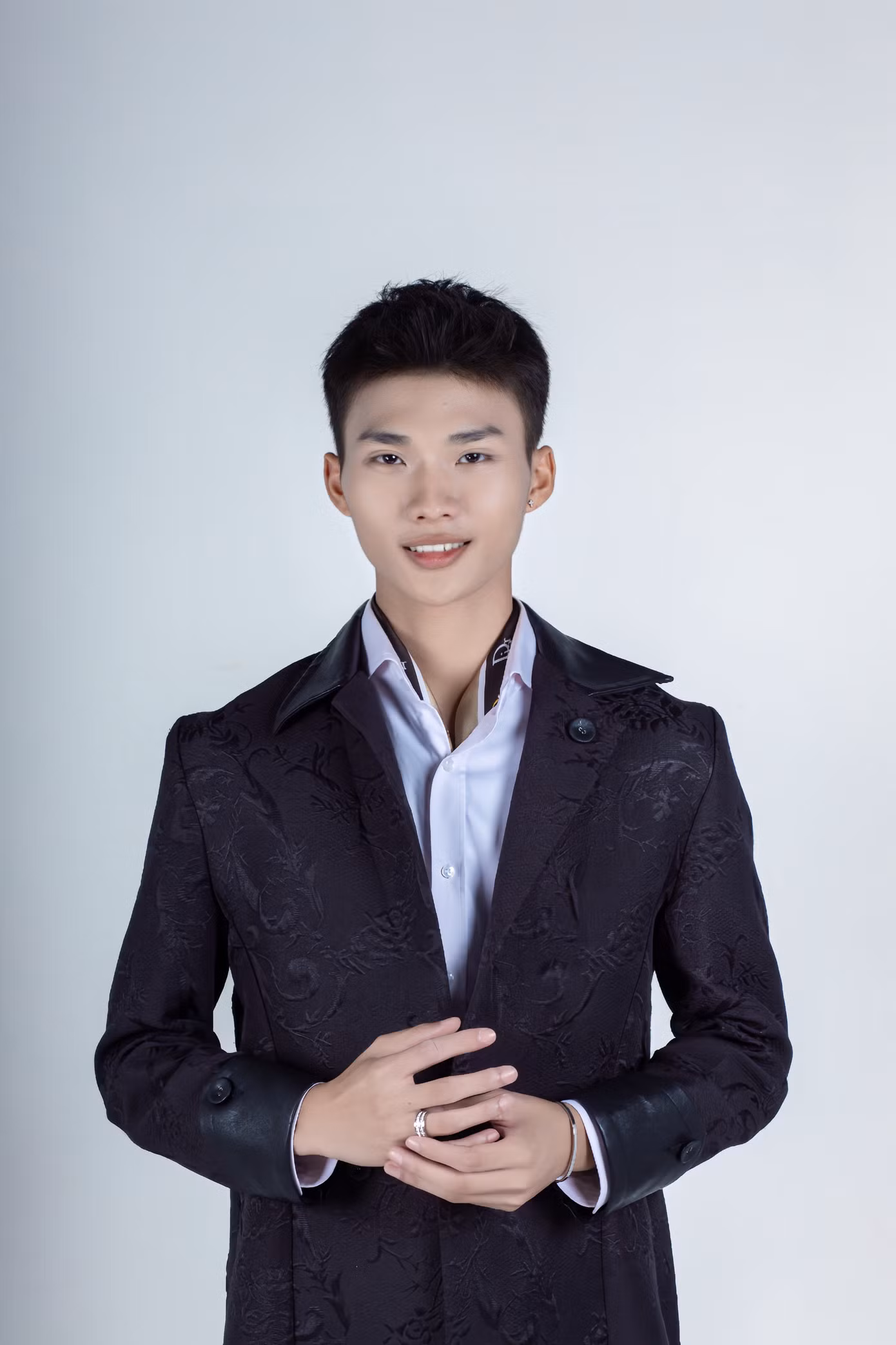 Chân dung nam diễn viên trẻ Minh Sơn.