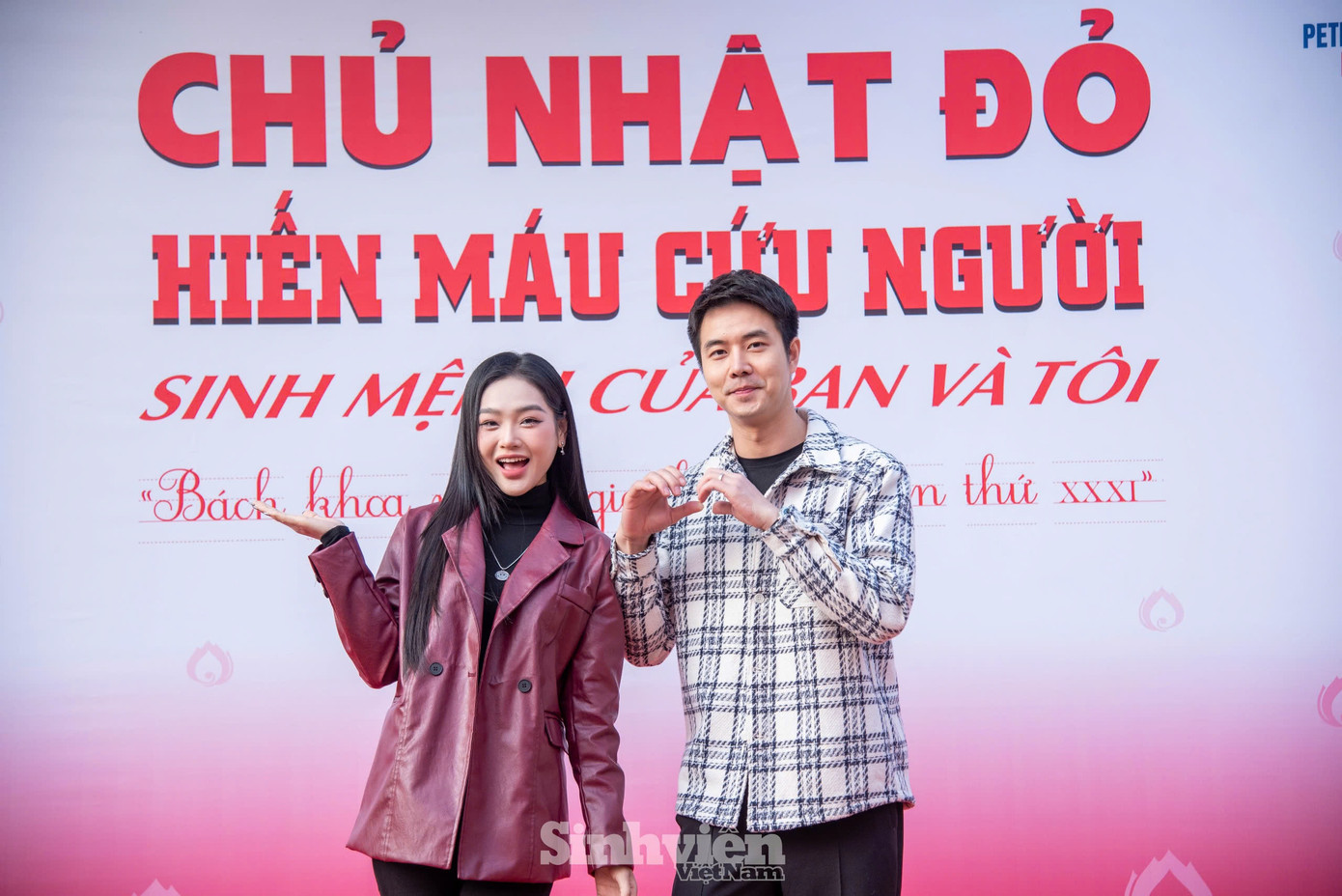 Nam diễn viên cùng diễn viên Cù Thị Trà và ca sĩ An Thu An đồng hành với chương trình Chủ Nhật Đỏ lần thứ 17.