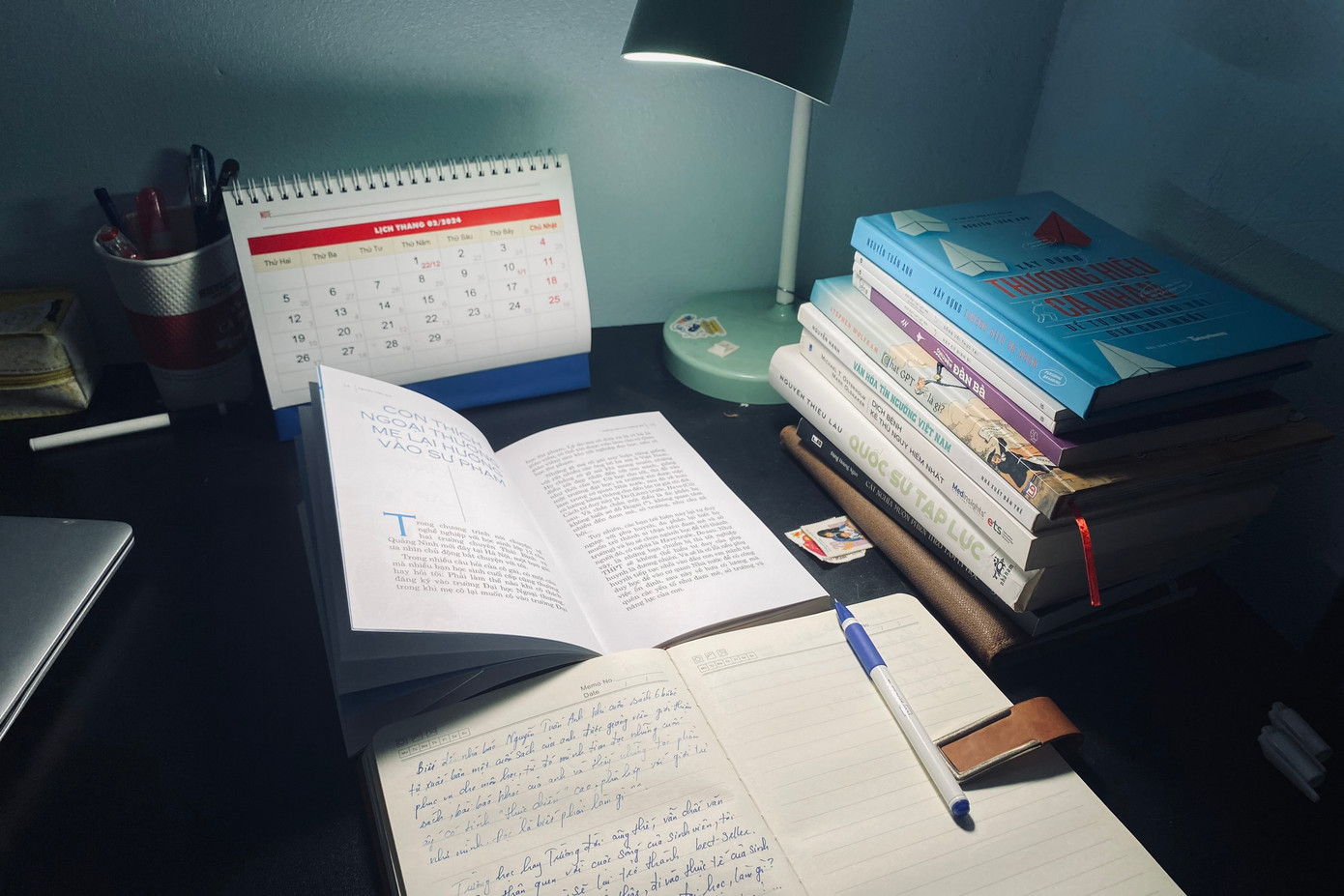 Một độc giả trẻ "review" khi thức đêm đọc sách: "Mình biết tới tác giả Nguyễn Tuấn Anh khi cuốn sách 6 bước tự xuất bản một cuốn sách của anh được giảng viên giới thiệu để phục vụ cho học tập, nghiên cứu. Từ đó, mình tìm đọc những cuốn sách của anh và thấy cách anh viết luôn "thực chiến", đi thẳng trọng tâm. Đọc Trường học hay Trường đời, mình cảm nhận đây là cuốn sách mang đặc trưng phong cách viết của anh, thân quen, gần gũi với giới trẻ và có đôi chút trào phúng. Khi đọc mình nhận ra rằng Trường học hay Trường đời không phải một lựa chọn mà là một hành trình học tập bám sát với thực tế, những câu chuyện, trải nghiệm của tác giả bám sát với đời sống của giới trẻ chúng mình từ chuyện học tập, yêu đương, phát triển bản thân, sống hạnh phúc..." (Ảnh NVCC). Một độc giả trẻ "review" khi thức đêm đọc sách: "Mình biết tới tác giả Nguyễn Tuấn Anh khi cuốn sách 6 bước tự xuất bản một cuốn sách của anh được giảng viên giới thiệu để phục vụ cho học tập, nghiên cứu. Từ đó, mình tìm đọc những cuốn sách của anh và thấy cách anh viết luôn "thực chiến", đi thẳng trọng tâm. Đọc Trường học hay Trường đời, mình cảm nhận đây là cuốn sách mang đặc trưng phong cách viết của anh, thân quen, gần gũi với giới trẻ và có đôi chút trào phúng. Khi đọc mình nhận ra rằng Trường học hay Trường đời không phải một lựa chọn mà là một hành trình học tập bám sát với thực tế, những câu chuyện, trải nghiệm của tác giả bám sát với đời sống của giới trẻ chúng mình từ chuyện học tập, yêu đương, phát triển bản thân, sống hạnh phúc..." (Ảnh NVCC).