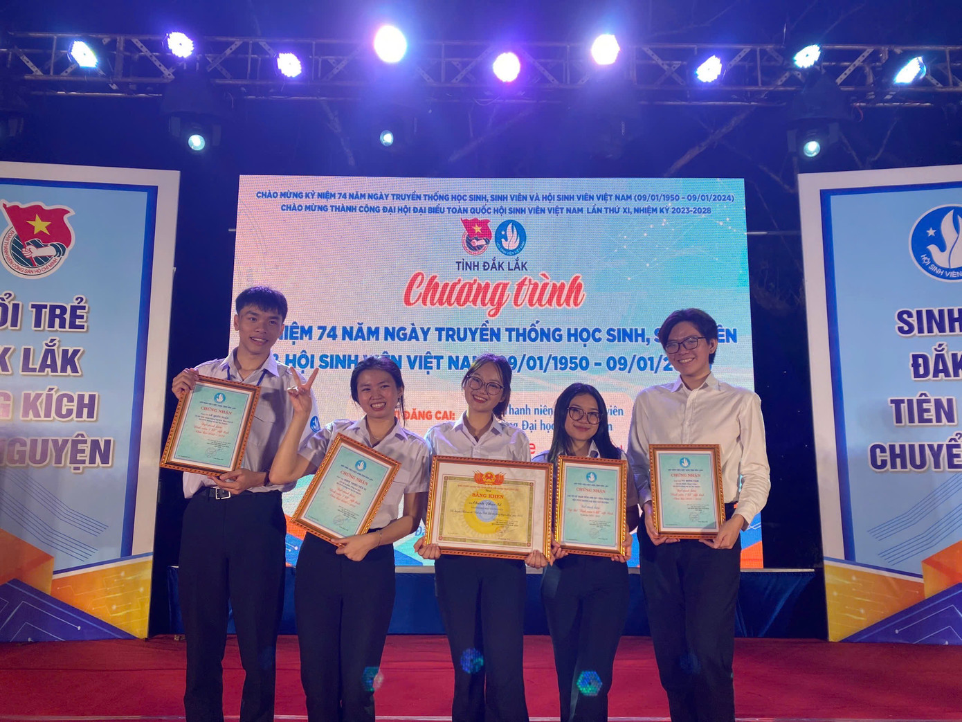 Yến Vi là đội trưởng đội hình tham gia cuộc thi Chuyển đổi số và giành giải Nhất.