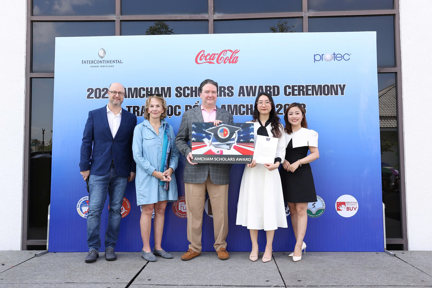 Nữ sinh nhận giải thưởng AmCham Runners-Up của Hiệp hội Thương mại Hoa Kỳ tại Việt Nam. Nữ sinh nhận giải thưởng AmCham Runners-Up của Hiệp hội Thương mại Hoa Kỳ tại Việt Nam.