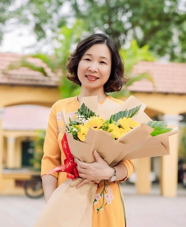 Niềm vui của cô Nguyệt đôi khi chỉ đơn giản là một lời chào của học trò, một câu cảm ơn từ phụ huynh, hay một ánh mắt lấp lánh chăm chú lắng nghe cô giảng bài. Cô trân trọng mọi điều nhỏ nhặt trong cuộc sống bởi lẽ “hạnh phúc luôn ở đây và bây giờ.”