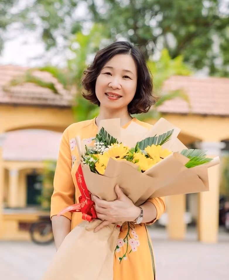 Niềm vui của cô Nguyệt đôi khi chỉ đơn giản là một lời chào của học trò, một câu cảm ơn từ phụ huynh, hay một ánh mắt lấp lánh chăm chú lắng nghe cô giảng bài. Cô trân trọng mọi điều nhỏ nhặt trong cuộc sống bởi lẽ “hạnh phúc luôn ở đây và bây giờ.”