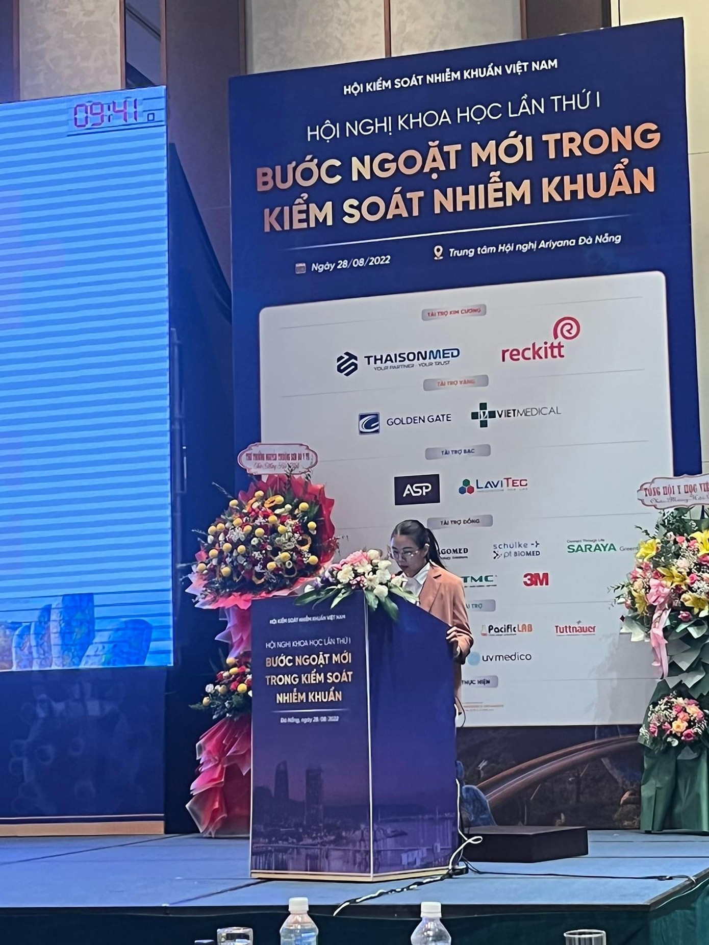 Nữ bác sĩ chưa bao giờ ngừng tinh thần ham học hỏi và nghiên cứu với mong muốn mang lại lợi ích tối đa cho người bệnh. Nữ bác sĩ chưa bao giờ ngừng tinh thần ham học hỏi và nghiên cứu với mong muốn mang lại lợi ích tối đa cho người bệnh.