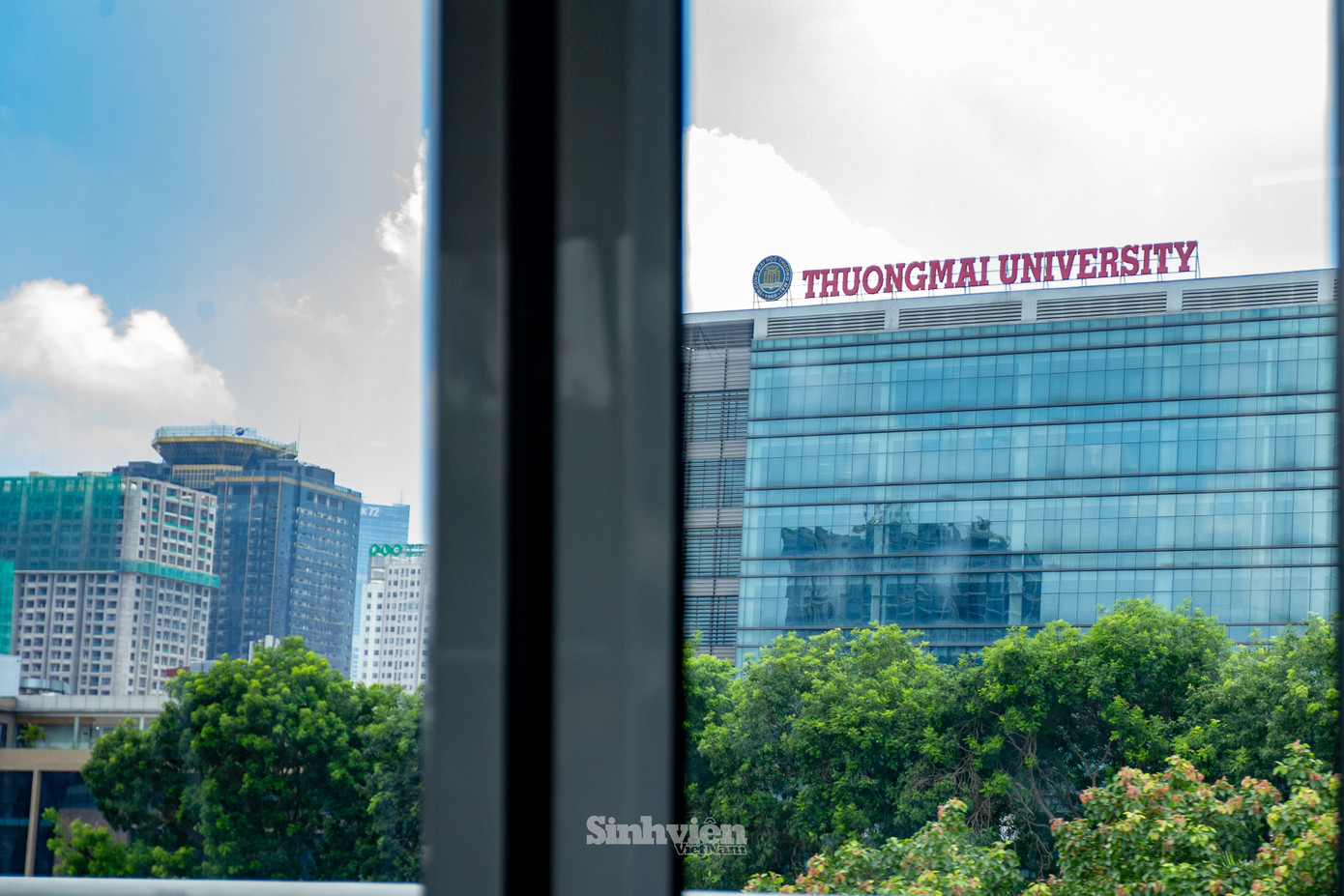 Trường Đại học Thương mại qua ô cửa tàu.