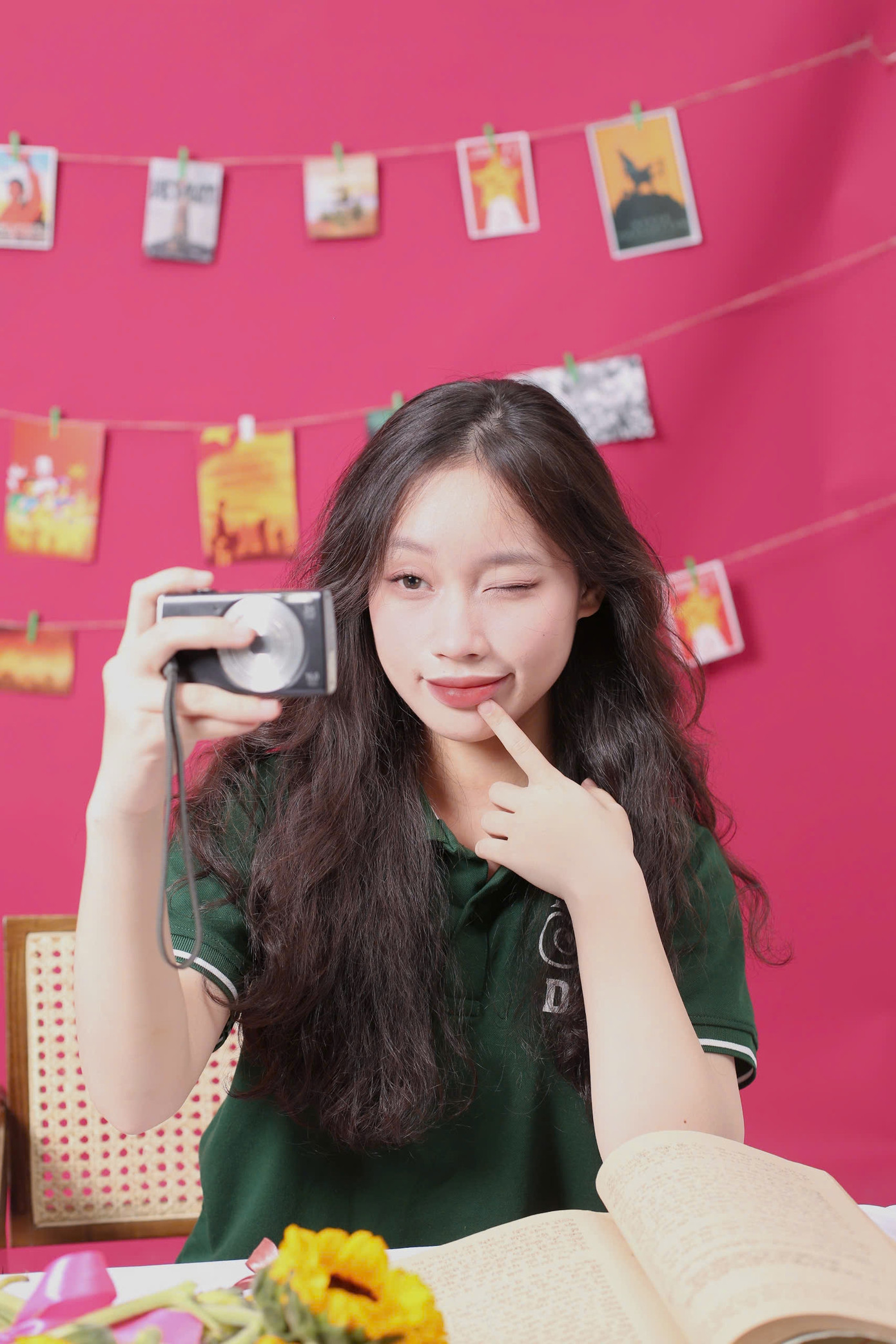 Từ khi còn bé, hình ảnh lá cờ đã in sâu trong tâm thức Ngọc Linh, trở thành một biểu tượng để cô bạn nỗ lực và phấn đấu. Từ khi còn bé, hình ảnh lá cờ đã in sâu trong tâm thức Ngọc Linh, trở thành một biểu tượng để cô bạn nỗ lực và phấn đấu.