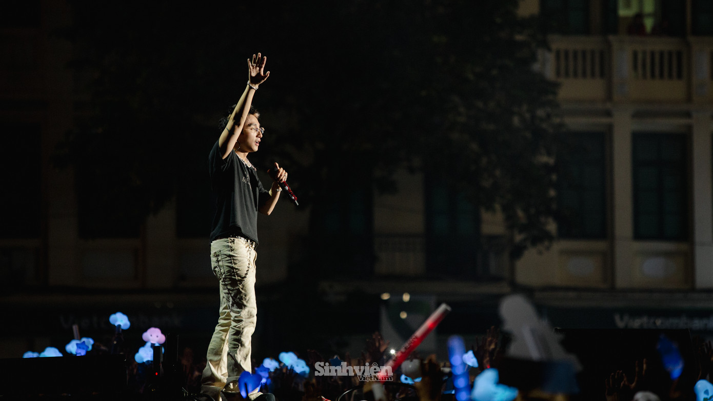 Bên cạnh màn trình diễn sôi động, mãn nhãn, Sơn Tùng M-TP dành nhiều thời gian giao lưu với fan. Sau 'sự cố' đi uống trà đá, Sơn Tùng tiếp tục rủ fan ngồi xích lô, ngắm phố cổ.