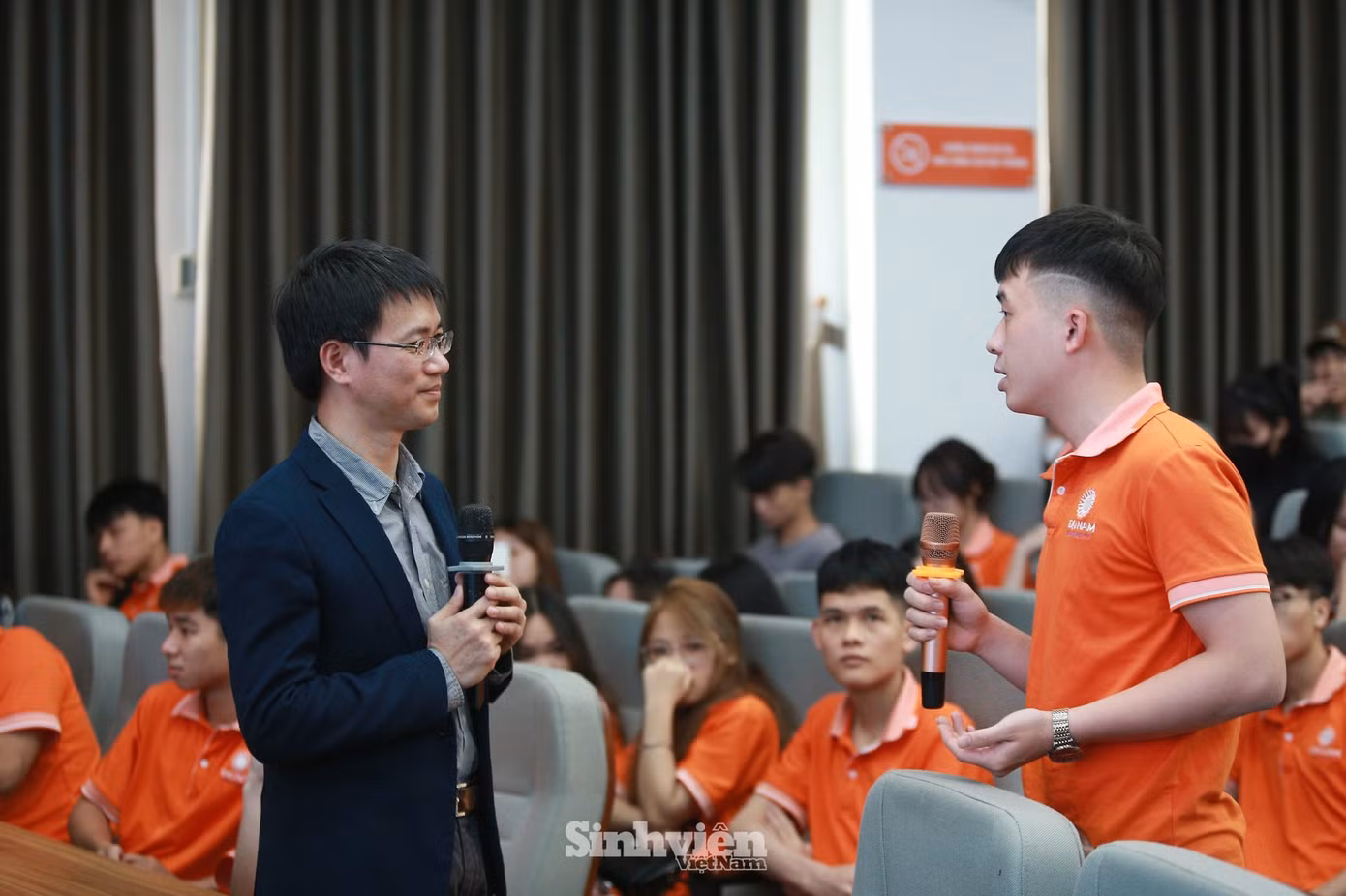 Diễn giả, Nhà báo Nguyễn Tuấn Anh giao lưu cùng sinh viên Trường Đại học Đại Nam. Anh Nguyễn Tuấn Anh đã đến hơn 100 trường Đại học để trò chuyện với các bạn sinh viên.