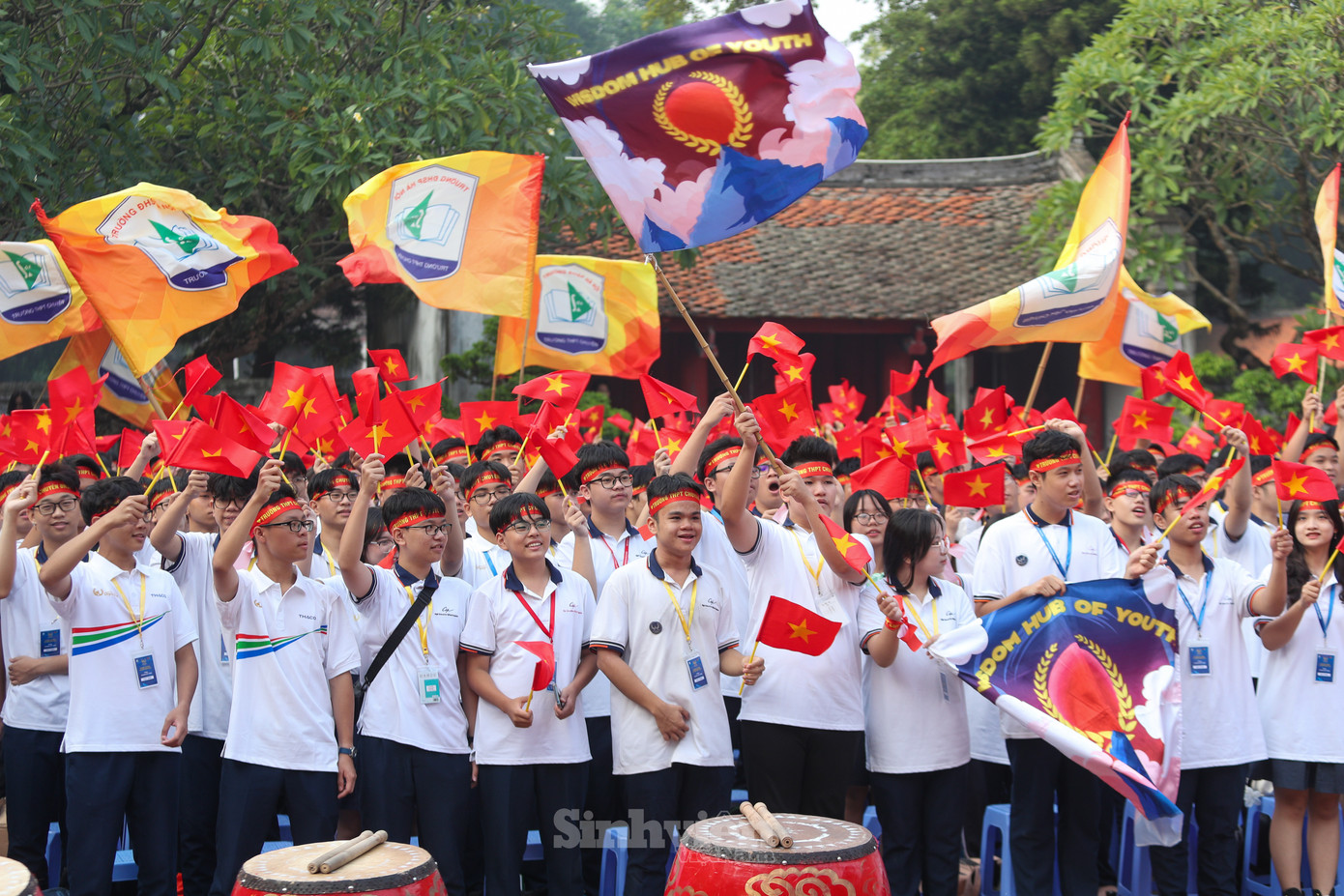 Từ sáng sớm, hàng trăm cổ động viên đến từ Trường THPT Chuyên Đại học Sư phạm đã có mặt để cổ vũ cho thí sinh Nguyên Phú.