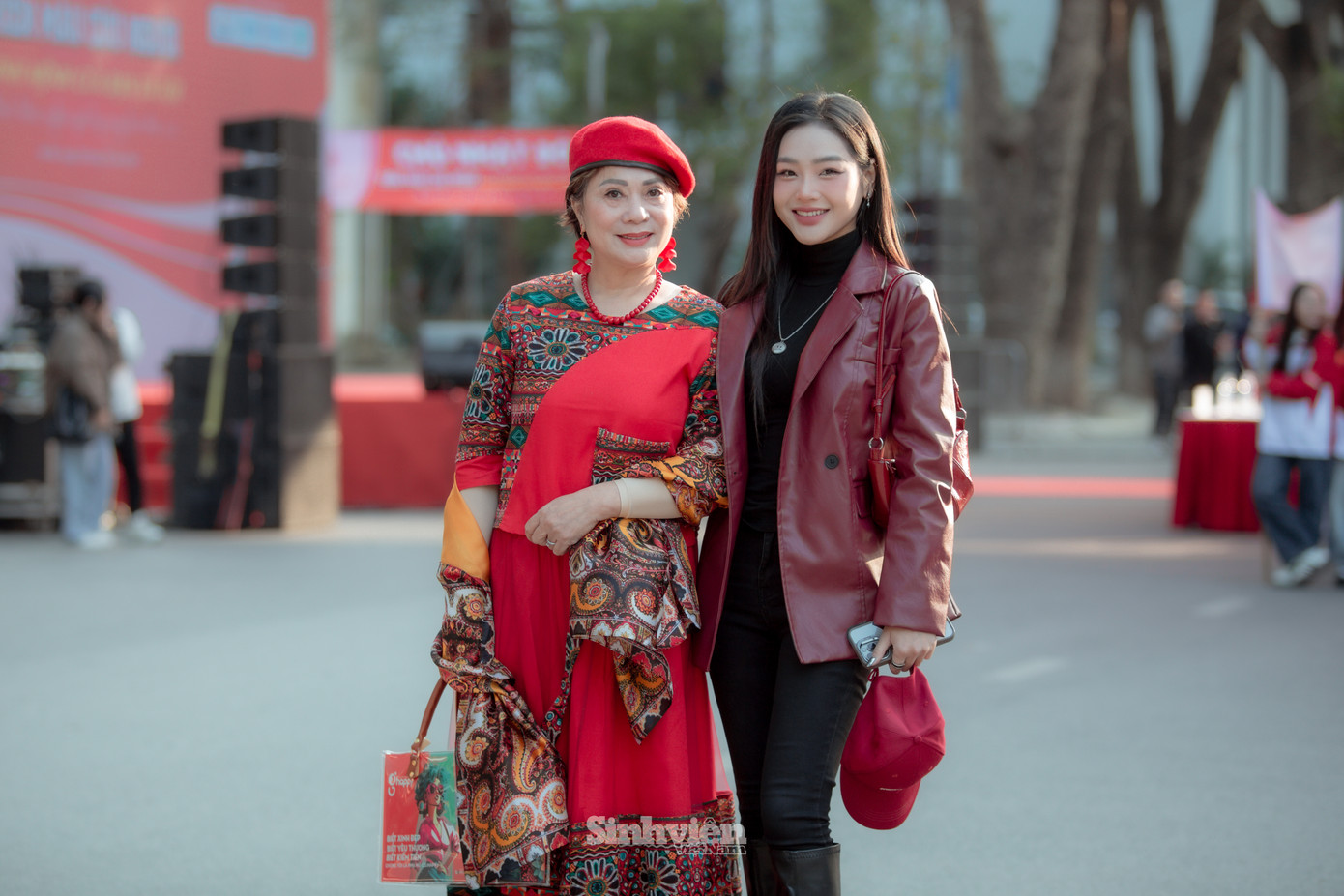 NSND Hương Dung và nữ diễn viên hậu bối Cù Thị Trà tại Lễ phát động Chủ Nhật Đỏ lần thứ 17 - 2025. NSND Hương Dung và nữ diễn viên hậu bối Cù Thị Trà tại Lễ phát động Chủ Nhật Đỏ lần thứ 17 - 2025.