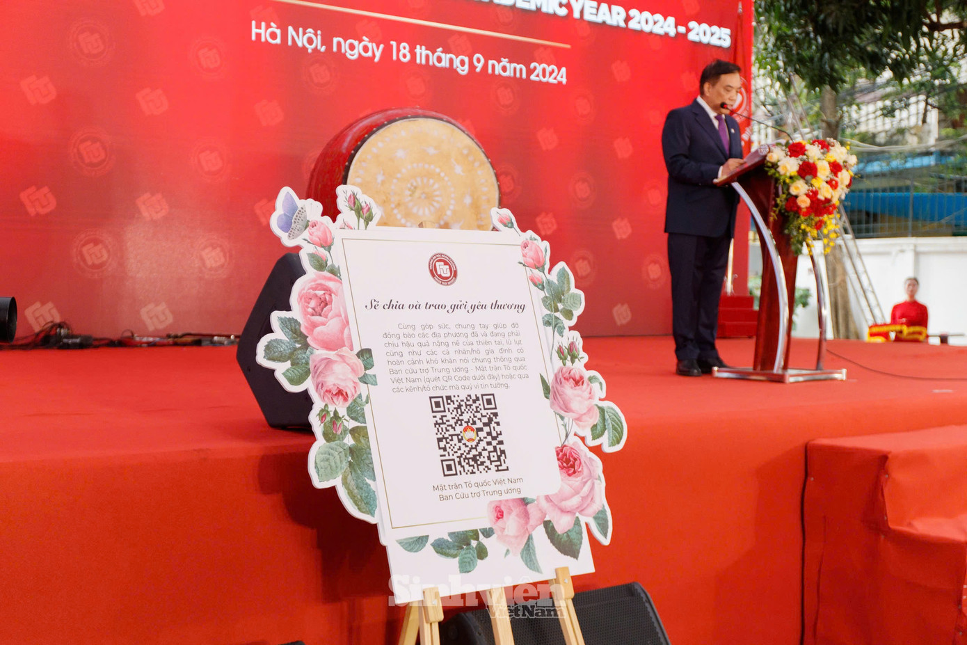 Lễ khai giảng năm nay, nhà trường không nhận hoa chúc mừng từ các cá nhân, tổ chức, doanh nghiệp, đối tác. Thay vào đó là một 'lẵng hoa đặc biệt' in mã QR tài khoản của Ban cứu trợ Trung ương Mặt trận Tổ quốc Việt Nam, nhà trường mong muốn nhận được sự đóng góp, ủng hộ vào quỹ cứu trợ để khắc phục hậu quả thiên tai.