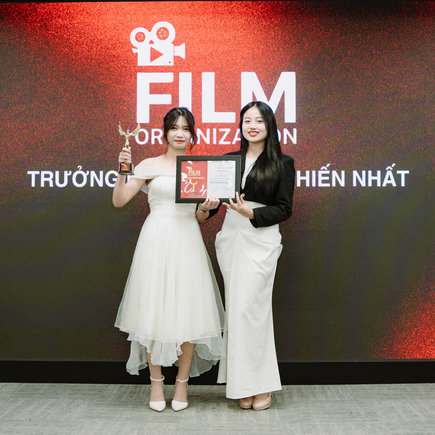 Bùi Bình nhận danh hiệu “Trưởng Ekip Trẻ Cống Hiến Nhất” tại Lễ Công chiếu và Trao giải của Dự án Film Organization 2023. Bùi Bình nhận danh hiệu “Trưởng Ekip Trẻ Cống Hiến Nhất” tại Lễ Công chiếu và Trao giải của Dự án Film Organization 2023.