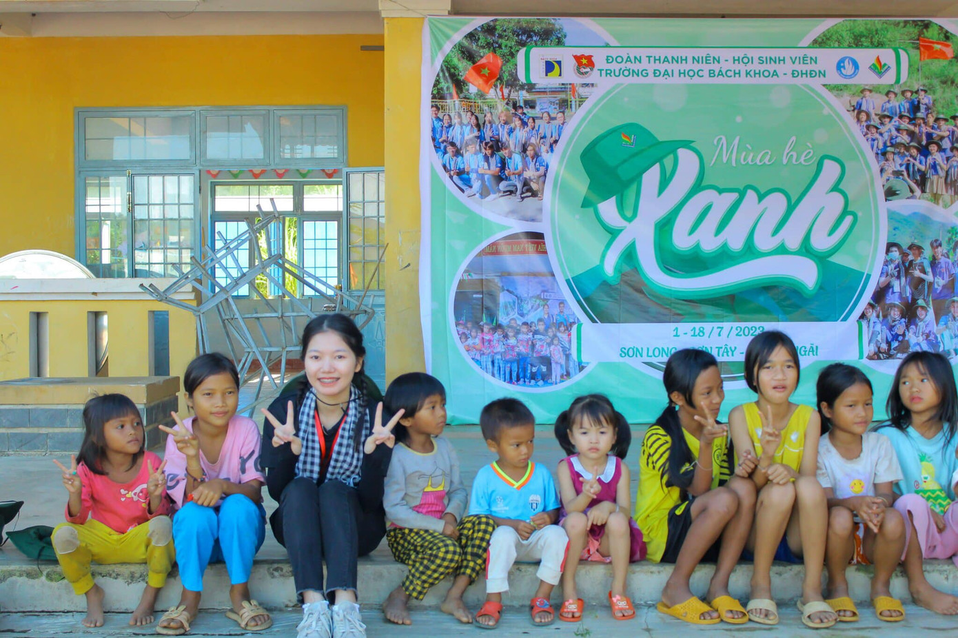 Thùy Dương chụp ảnh cùng các em nhỏ địa phương tại huyện Sơn Tây, tỉnh Quảng Ngãi trong chiến dịch tình nguyện.