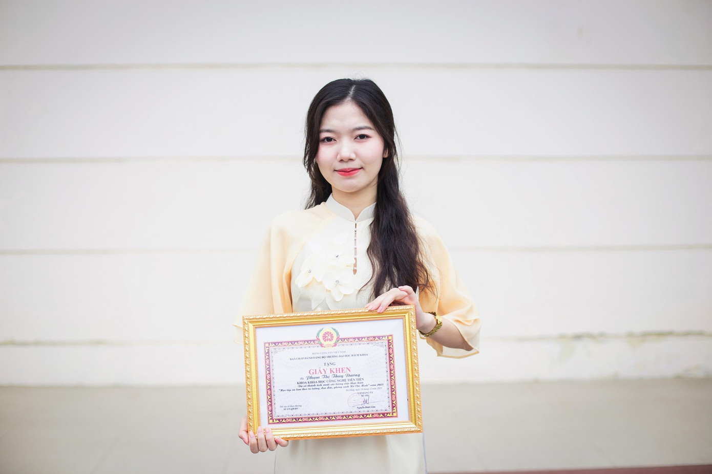 Thùy Dương nhận giấy khen của Đảng ủy trường Đại học Bách khoa - Đại học Đà Nẵng vì đã có thành tích xuất sắc trong học tập và làm theo phong cách tư tưởng Hồ Chí Minh.