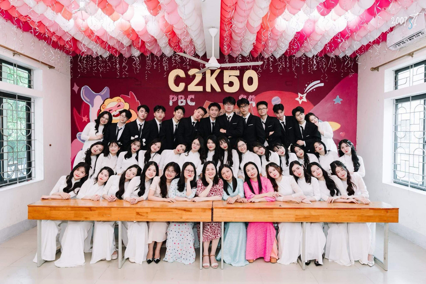 Trang Nhung và các thành viên lớp chuyên Sử - những bạn trẻ đang không ngừng học tập để xây dựng Tổ quốc và lan tỏa tình yêu lịch sử tới cộng đồng. Trang Nhung và các thành viên lớp chuyên Sử - những bạn trẻ đang không ngừng học tập để xây dựng Tổ quốc và lan tỏa tình yêu lịch sử tới cộng đồng.