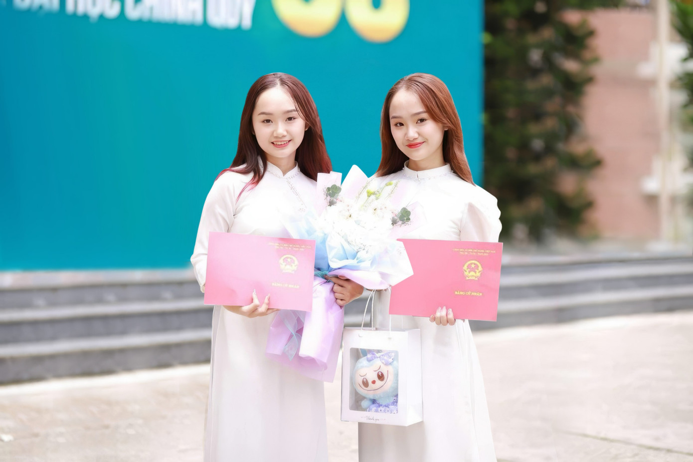 Ngọc Anh và Diệu Anh đã cùng nhau lưu lại khoảnh khắc đáng nhớ trong ngày tốt nghiệp qua những bức ảnh chung. Ngọc Anh và Diệu Anh đã cùng nhau lưu lại khoảnh khắc đáng nhớ trong ngày tốt nghiệp qua những bức ảnh chung.