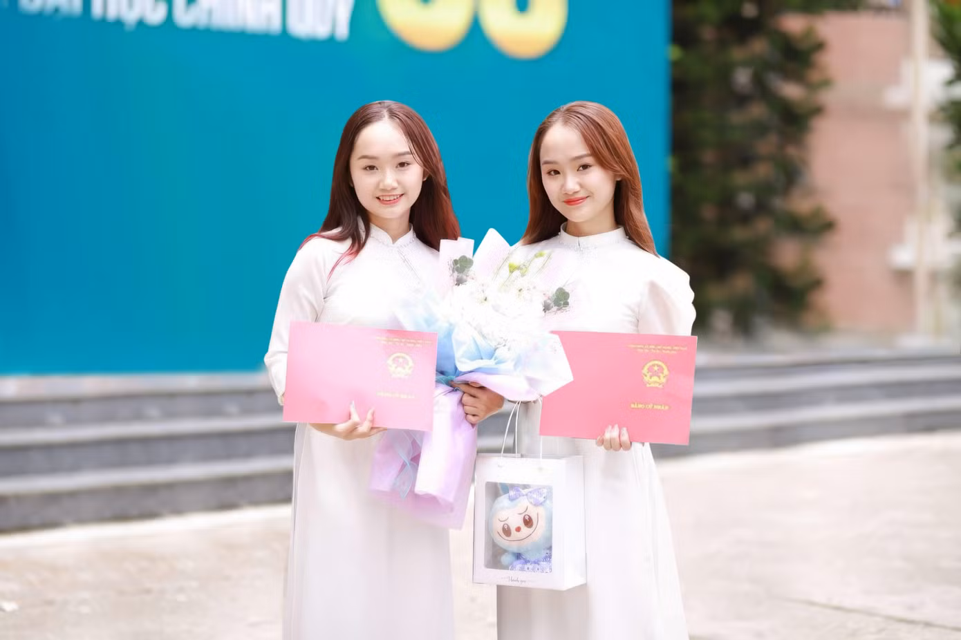 Ngọc Anh và Diệu Anh đã cùng nhau lưu lại khoảnh khắc đáng nhớ trong ngày tốt nghiệp qua những bức ảnh chung.