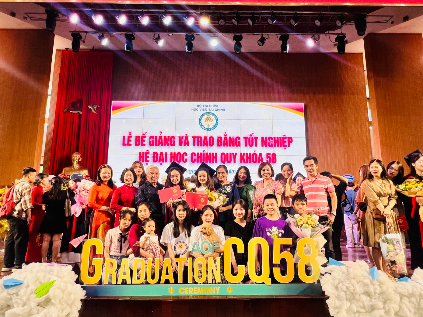 Ngọc Anh và Diệu Anh chụp ảnh lưu niệm cùng gia đình và người thân nhân dịp tốt nghiệp. Ngọc Anh và Diệu Anh chụp ảnh lưu niệm cùng gia đình và người thân nhân dịp tốt nghiệp.