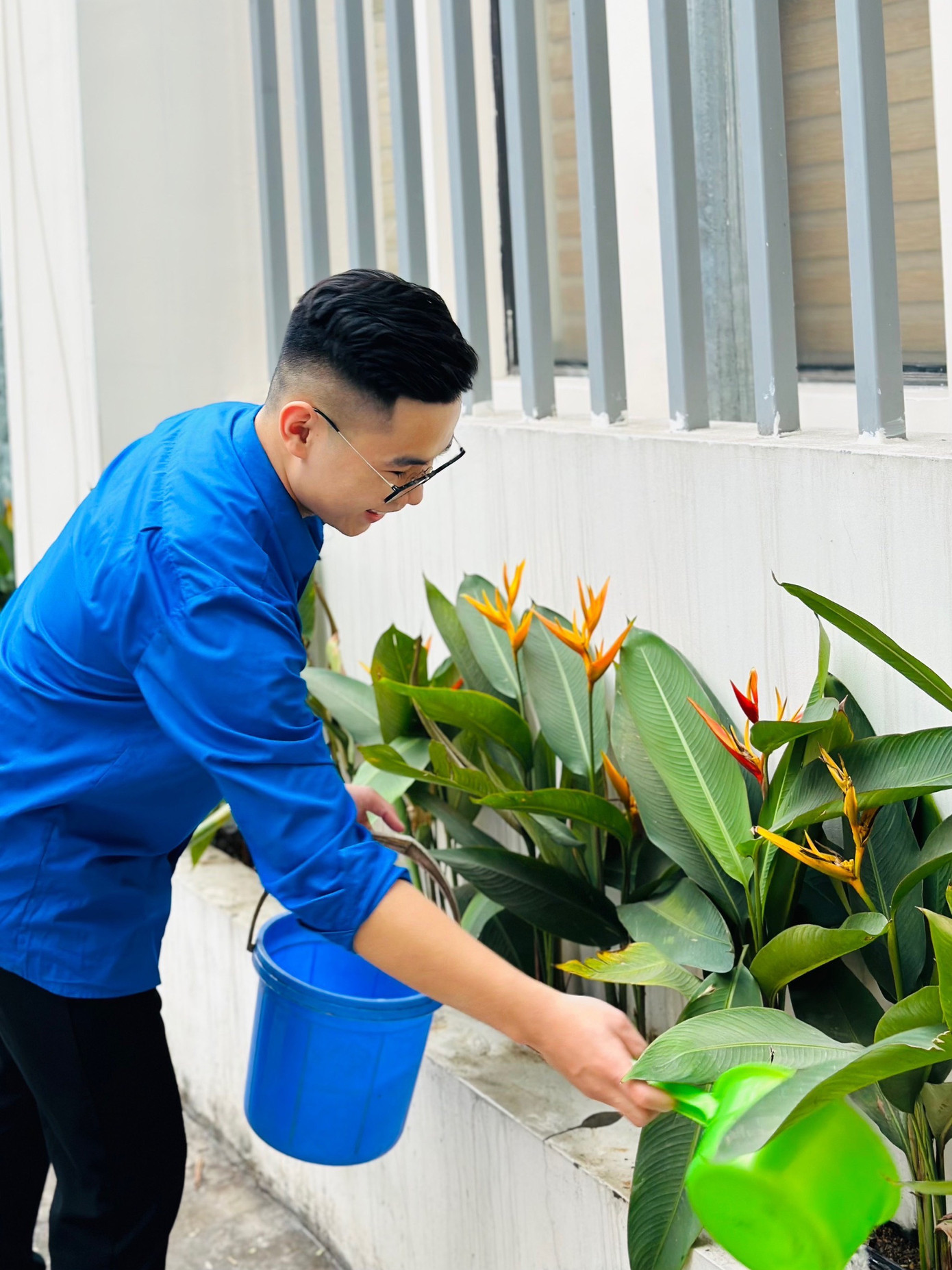 Nam tích cực tham gia các hoạt động tình nguyện. Nam tích cực tham gia các hoạt động tình nguyện.