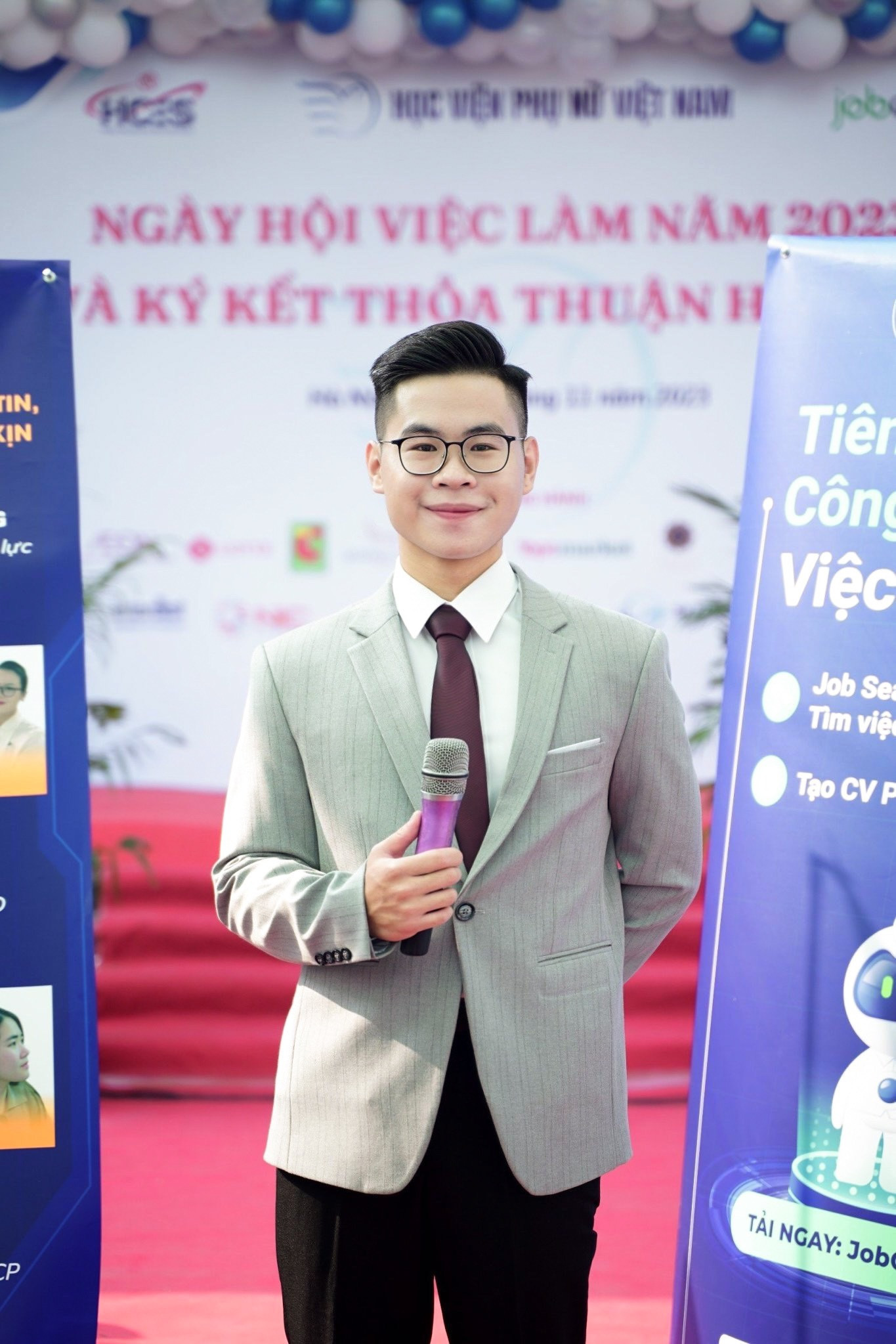 Nguyễn Văn Nam (sinh năm 2002) là sinh viên năm cuối chuyên ngành Truyền thông đa phương tiện tại Học viện Phụ nữ Việt Nam. Nguyễn Văn Nam (sinh năm 2002) là sinh viên năm cuối chuyên ngành Truyền thông đa phương tiện tại Học viện Phụ nữ Việt Nam.