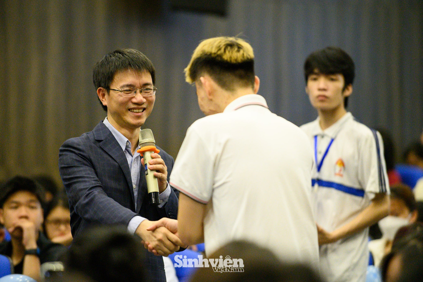 Nhà báo Nguyễn Tuấn Anh giao lưu cùng các bạn sinh viên Học viện Hành chính Quốc gia. Nhà báo Nguyễn Tuấn Anh giao lưu cùng các bạn sinh viên Học viện Hành chính Quốc gia.