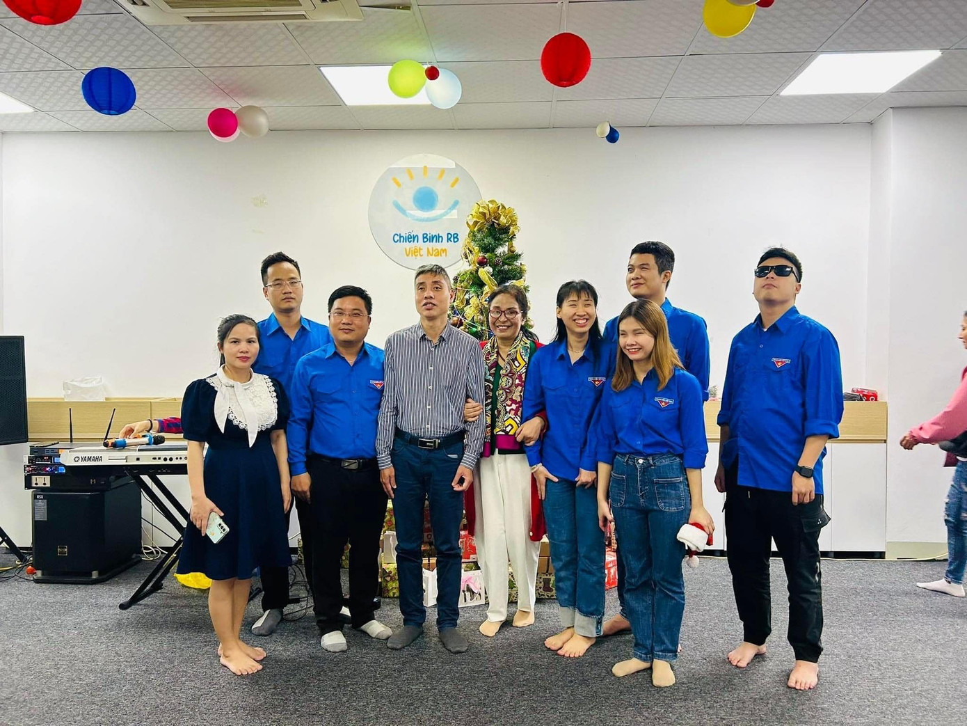 Diệu Linh cùng các thành viên của đội tình nguyện.