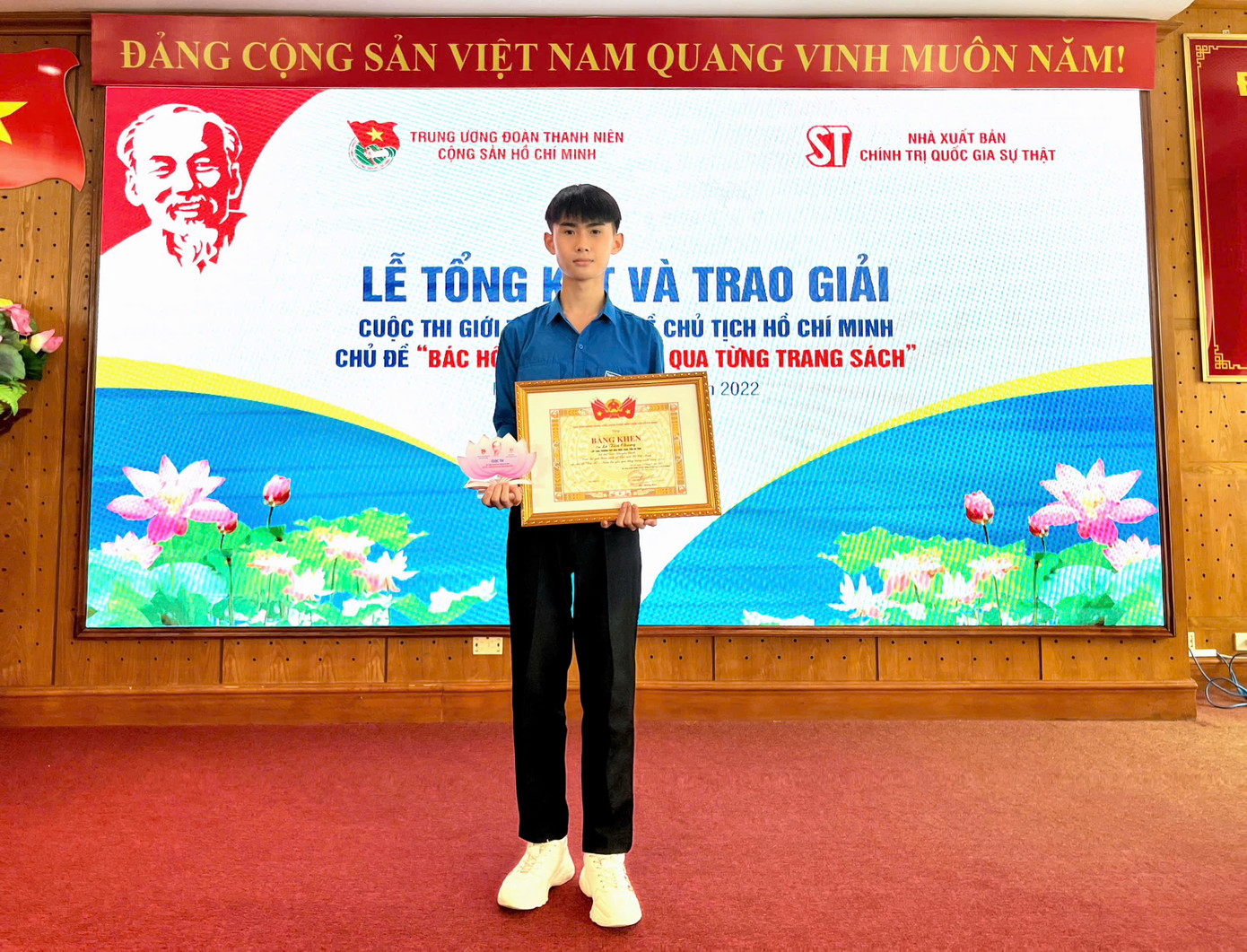 Tiến Chung nhận giải “Giới thiệu sách về Chủ tịch Hồ Chí Minh” cấp Trung ương. Tiến Chung nhận giải “Giới thiệu sách về Chủ tịch Hồ Chí Minh” cấp Trung ương.