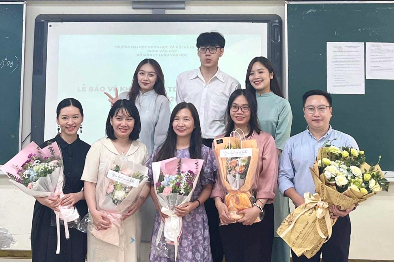 Cường (chính giữa hàng trên) tại buổi bảo vệ khóa luận tốt nghiệp tại bộ môn Lý luận văn học. Cường (chính giữa hàng trên) tại buổi bảo vệ khóa luận tốt nghiệp tại bộ môn Lý luận văn học.