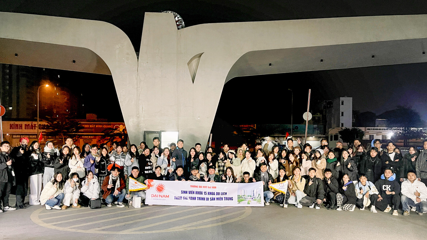 Xuất phát từ Hà Nội, đoàn di chuyển đến Quảng Bình. Khởi động chuyến đi với tinh thần đoàn kết và năng động, các bạn sinh viên phát huy khả năng làm việc nhóm, sự sáng tạo và thái độ chuyên nghiệp ngay từ những hoạt động đầu tiên.