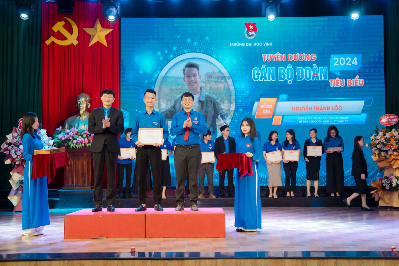 Nam sinh nhận tuyên dương Cán bộ Đoàn tiêu biểu năm 2024. Nam sinh nhận tuyên dương Cán bộ Đoàn tiêu biểu năm 2024.