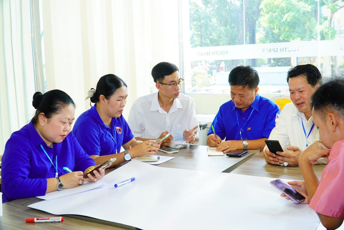 Thanh Hoàng thảo luận cùng cán bộ, chuyên viên đến từ nước CHDCND Lào tại Diễn đàn Khi người trẻ sẵn sàng 2024.