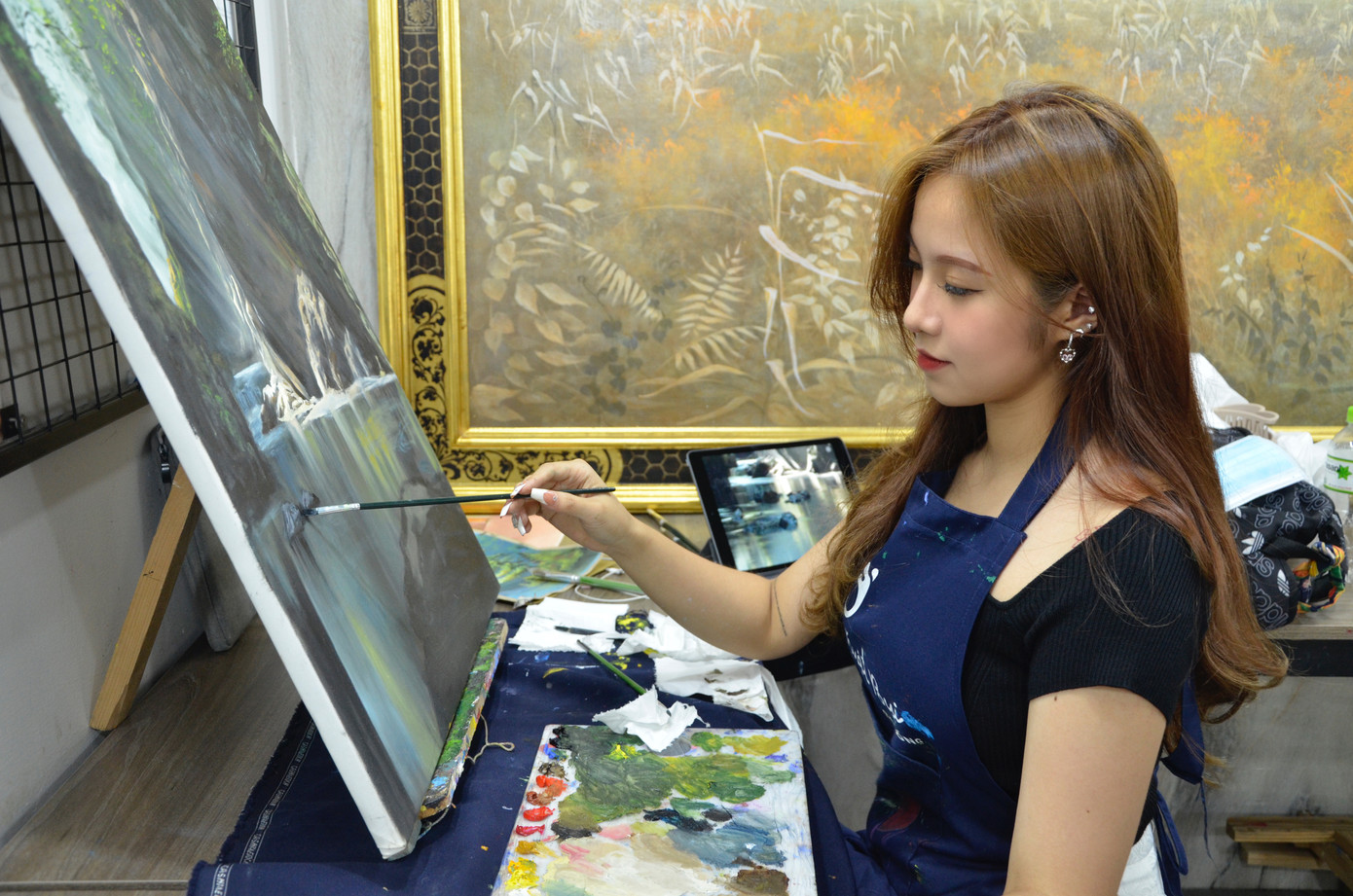 Khánh Linh thả hồn vào từng nét vẽ.