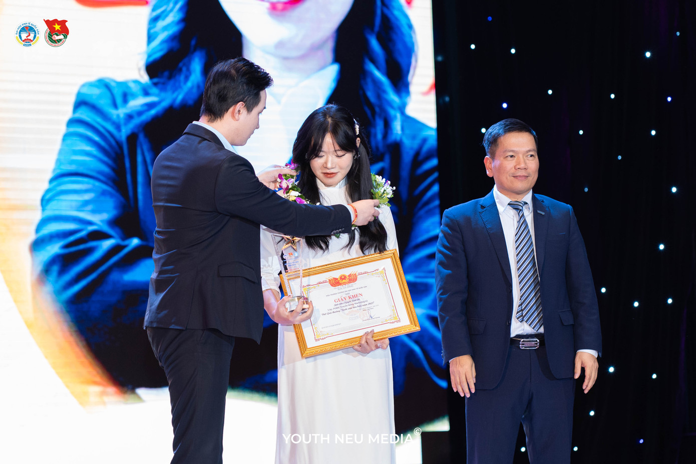 Linh Chi nhận Giải thưởng “Sinh viên tiêu biểu năm 2023” của Trường Đại học Kinh tế Quốc dân. Linh Chi nhận Giải thưởng “Sinh viên tiêu biểu năm 2023” của Trường Đại học Kinh tế Quốc dân.