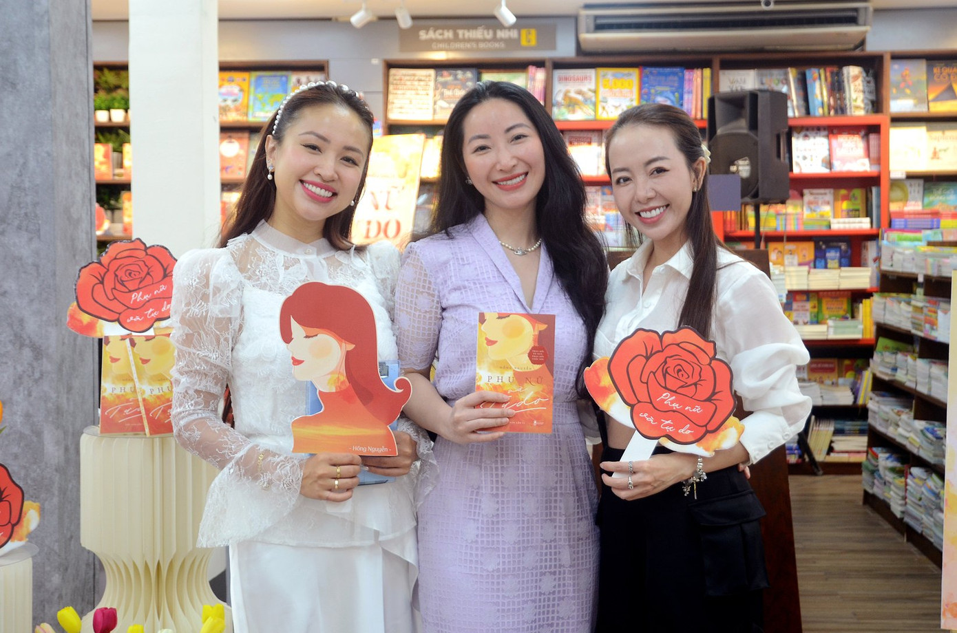 Tác giả Hồng Nguyễn (đứng giữa) tại chương trình ra mắt sách tại TP.HCM ngày 3/3/2024. Tác giả Hồng Nguyễn (đứng giữa) tại chương trình ra mắt sách tại TP.HCM ngày 3/3/2024.