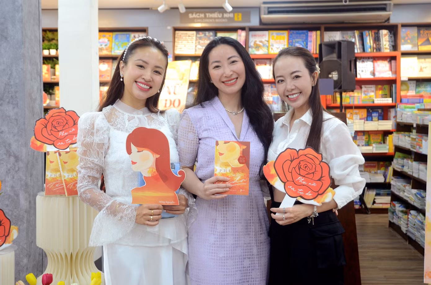 Tác giả Hồng Nguyễn (đứng giữa) tại chương trình ra mắt sách tại TP.HCM ngày 3/3/2024.